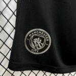 pantalon-corto-manchester-city-segunda-equipacion-2025-2026-escudo pantalon-corto-manchester-city-segunda-equipacion-2025-2026-escudo