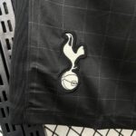 pantalon-corto-tottenham-segunda-equipacion-2025-2026-escudo pantalon-corto-tottenham-segunda-equipacion-2025-2026-escudo