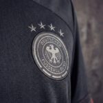 camiseta-alemania-segunda-equipacion-retro-2020-2021-escudo