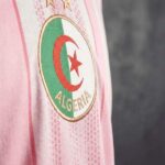 camiseta-algeria-world-cup-pre-match-rosa-2026-escudo