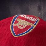 camiseta-arsenal-primera-equipacion-retro-2021-2022-escudo