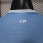camiseta-manchester-city-primera-equipacion-version-jugador-2026-2027-cuello-trasero camiseta-manchester-city-primera-equipacion-version-jugador-2026-2027-cuello-trasero