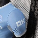 camiseta-manchester-city-primera-equipacion-version-jugador-2026-2027-puño camiseta-manchester-city-primera-equipacion-version-jugador-2026-2027-puño