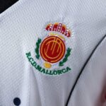 camiseta-rcd-mallorca-1997-1999-segunda-equiapcion-2025-2026-escudo camiseta-rcd-mallorca-1997-1999-segunda-equiapcion-2025-2026-escudo