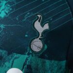 camiseta-tottenham-retro-tercera-equipacion-2018-2019-escudo