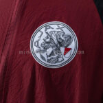 cortaviento-ajax-crimson-2025-2026-escudo cortaviento-ajax-crimson-2025-2026-escudo