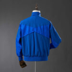 cortaviento-chelsea-azul-2025-2026-parte-trasera cortaviento-chelsea-azul-2025-2026-parte-trasera