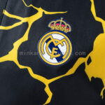 cortaviento-real-madrid-pre-match-avengers-2025-2026-escudo