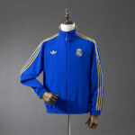 cortaviento-real-madrid-reversible-azul-y-amarillo-2025-2026-1 cortaviento-real-madrid-reversible-azul-y-amarillo-2025-2026-1