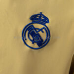 cortaviento-real-madrid-reversible-azul-y-amarillo-2025-2026-escudo cortaviento-real-madrid-reversible-azul-y-amarillo-2025-2026-escudo