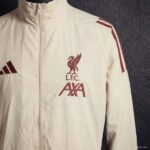 Cortavientos Liverpool Beige 2025/2026-escudo