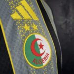 camiseta-algeria-world-cup-pre-match-negro-2026-escudo
