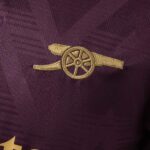 camiseta-arsenal-rojo-vino-2025-2026-escudo