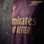 camiseta-arsenal-rojo-vino-2025-2026-lateral