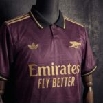 camiseta-arsenal-rojo-vino-2025-2026-pechi