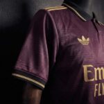camiseta-arsenal-rojo-vino-2025-2026-puño