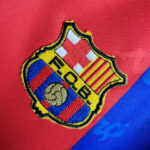 camiseta-barcelona-primera-equipacion-retro-1992-1995-escudo