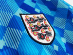 camiseta-inglaterra-tercera-equipacion-retro-1990-escudo