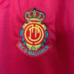 camiseta-rcd-mallorca-primera-equipacion-retro-2001-2002-escudo