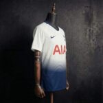 camiseta-tottenham-primera-equipacion-retro-2018-2019-lateral camiseta-tottenham-primera-equipacion-retro-2018-2019-lateral