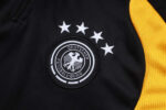 chandal-alemania-negro-rojo-cremallera-baja-2026-2027-escudo chandal-alemania-negro-rojo-cremallera-baja-2026-2027-escudo