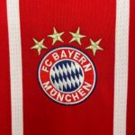 camiseta-bayern-munich-primera-equipacion-retro-2017-2018-escudo
