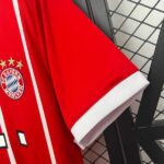 camiseta-bayern-munich-primera-equipacion-retro-2017-2018-puño