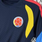 camiseta-colombia-pre-match-mundial-2026-escudo