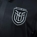 camiseta-ecuador-edicion-commemorativa-negro-2025-2026-escudo