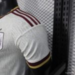camiseta-españa-segunda-equipacion-version-jugador-mundial-2026-puño-2