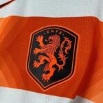 camiseta-holanda-segunda-equipacion-mundial-2026-escudo