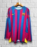 camiseta-barcelona-retro-primera-equipacion-ronaldinho-manga-larga-2006