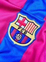 camiseta-barcelona-retro-primera-equipacion-ronaldinho-manga-larga-2006-escudo