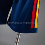 pantalon-corto-españa-primera-equipacion-2026-puño pantalon-corto-españa-primera-equipacion-2026-puño