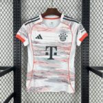 FAQS ¿Esta camiseta tiene corte femenino? Sí, está diseñada específicamente con ajuste adaptado para mujer. ¿Qué colores predominan? Blanco con gráficos en rojo coral y detalles en negro. ¿Es una segunda equipación? Sí, corresponde a la segunda equipación Bayern Múnich 2025-2026. ¿Sirve para entrenar? Sí, gracias a su tejido ligero y cómodo. ¿Se puede usar casualmente? Sí, su diseño moderno combina perfectamente con estilo urbano y deportivo.