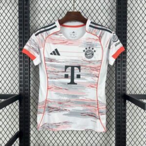 FAQS ¿Esta camiseta tiene corte femenino? Sí, está diseñada específicamente con ajuste adaptado para mujer. ¿Qué colores predominan? Blanco con gráficos en rojo coral y detalles en negro. ¿Es una segunda equipación? Sí, corresponde a la segunda equipación Bayern Múnich 2025-2026. ¿Sirve para entrenar? Sí, gracias a su tejido ligero y cómodo. ¿Se puede usar casualmente? Sí, su diseño moderno combina perfectamente con estilo urbano y deportivo.