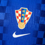 camiseta-croacia-segunda-equipacion-version-jugador-mundial-2026-escudo