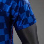 camiseta-croacia-segunda-equipacion-version-jugador-mundial-2026-puño