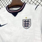 conjunto-niño-inglaterra-primera-equipacion-mundial-2026-escudo conjunto-niño-inglaterra-primera-equipacion-mundial-2026-escudo