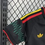 conjunto-niño-jamaica-bob-marley-segunda-equipacion-mundial-2026-puño conjunto-niño-jamaica-bob-marley-segunda-equipacion-mundial-2026-puño