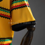 conjunto-niño-jamaica-primera-equipacion-mundial-2026-puño