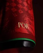 camiseta-portugal-edicion-especial-cr7-rojo-2026-puño camiseta-portugal-edicion-especial-cr7-rojo-2026-puño