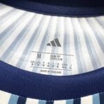 camiseta-argentina-calentamiento-mundial-2026-cuello
