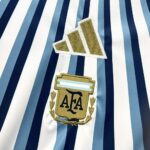camiseta-argentina-calentamiento-mundial-2026-escudo