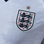 camiseta-inglaterra-primera-equipacion-version-jugador-mundial-2026-escudo