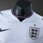 camiseta-inglaterra-primera-equipacion-version-jugador-mundial-2026cuello