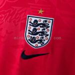 camiseta-inglaterra-segunda-equipacion-manga-larga-mundial-2026-escudo