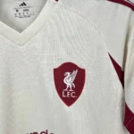 camiseta-liverpool-segunda-equipacion-2025-2026-escudo