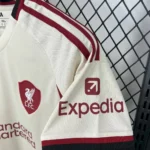 camiseta-liverpool-segunda-equipacion-2025-2026-hombro