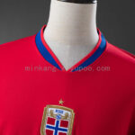 camiseta-noruega-primera-equipacion-mundial-2026-cuello camiseta-noruega-primera-equipacion-mundial-2026-cuello